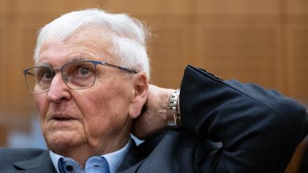 Theo Zwanziger, ehemaliger DFB-Präsident, sitzt am Montag vor Auftakt des «Sommermärchen-Prozesses» im Verhandlungssaal am Landgericht Frankfurt