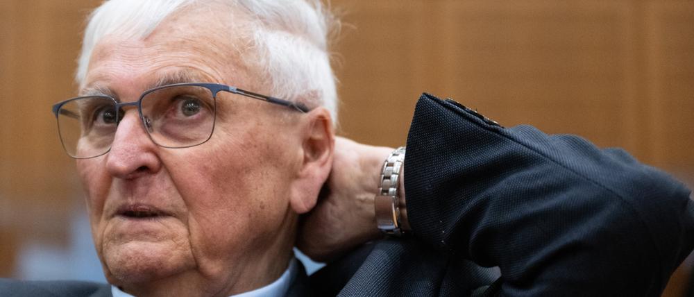 Theo Zwanziger, ehemaliger DFB-Präsident, sitzt am Montag vor Auftakt des «Sommermärchen-Prozesses» im Verhandlungssaal am Landgericht Frankfurt
