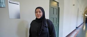 Die Klägerin Zaman Gatea zu Beginn eines Prozesses am Landgericht, bei dem es um Schmerzensgeld nach einem tödlichen Polizeieinsatz im Jahr 2016 geht. 
