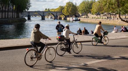 Radfahrer in Paris an der Seine: Die EU-Kommission will den Radverkehr in Europa stärken.