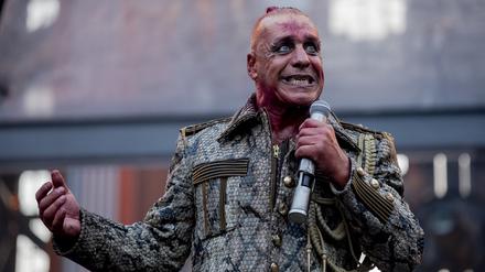 22.06.2019, Berlin: Till Lindemann, Frontsänger von Rammstein, tritt beim Konzert im Olympiastadion auf (Archivbild).