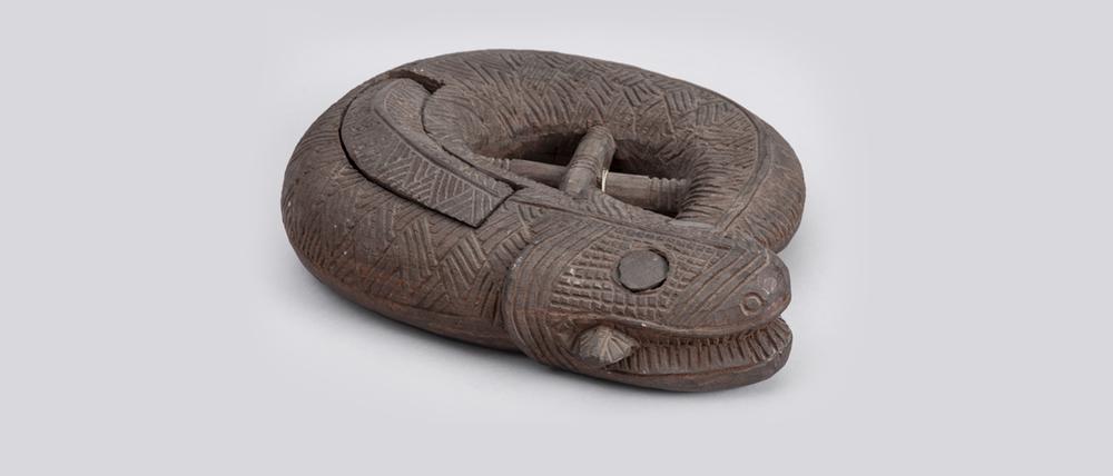 Die Holzschachtel in Form eines Welses stammt aus Nigeria, 19. Jahrhundert.