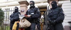 Polizisten bei einer Razzia gegen Reichsbürger in Frankfurt/Main
