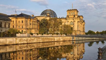 Reichstag mit Spree im Morgenlicht.