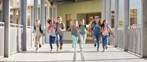 Kinder rennen aus der Schule: Seit Monaten diskutiert die Ampel über die Kindergrundsicherung