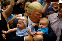 Trump lässt schreiendes Baby rauswerfen