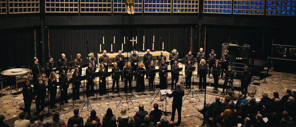 Der Rias Kammerchor sang unter der Leitung des lettischen Dirigenten Sigvards Kļavabei in der Berliner Gedächtniskirche