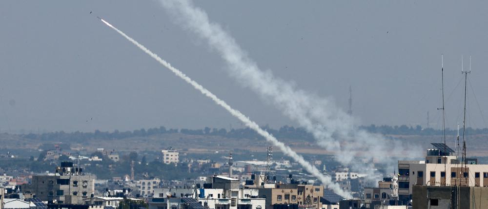 Raketen fliegen am Mittwoch aus dem Gaza-Streifen auf israelisches Gebiet. REUTERS/Mohammed Salem
