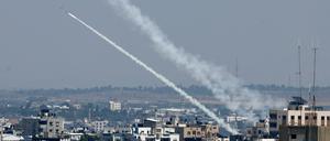 Raketen fliegen am Mittwoch aus dem Gaza-Streifen auf israelisches Gebiet. REUTERS/Mohammed Salem