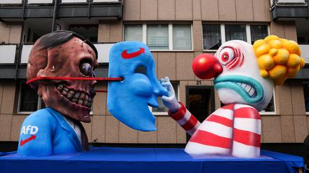 In Düsseldorf zieht man beim Rosenmontagszug der AfD die Maske ab.