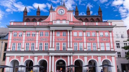 Das historische Rathaus in Rostock. Das Migrationsamt der Hansestadt sucht einen Sachbearbeiter für „Remigration“. 