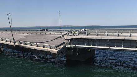 Ein Teil der Krimbrücke ist durch den Drohnenangriff abgesackt. 