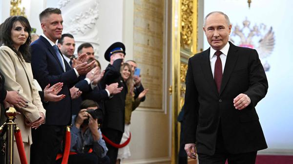 Wladimir Putin bei seiner Ankunft zu seiner Amtseinführung als russischer Präsident im Großen Kremlpalast.