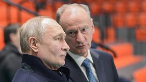 Nikolai Patruschew (rechts) ist seit mehr als drei Jahrzehnten an der Seite Wladimir Putins.