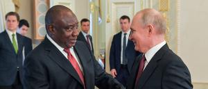 Wladimir Putin (rechts) und Cyril Ramaphosa schütteln sich nach ihrem Treffen in Sankt Petersburg die Hände.