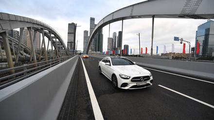 Mercedes-Benz auf Moskaus Straßen: Der Konzern versichert, man halte „die geltenden Sanktions- und Exportkontrollvorschriften strikt ein“.