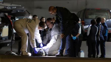 Die spanische Polizei untersucht den mutmaßlichen Tatort in einer Garage. Hier wurde Maxim Kuzminov tot aufgefunden. 