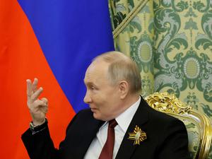 Der russische Präsident gestikuliert während eines Treffens am 9. Mai in Moskau.