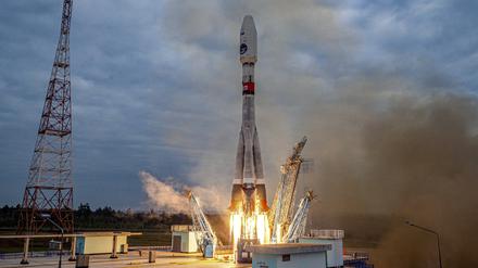 Auf diesem von der Staatlichen Raumfahrtkorporation Roskosmos veröffentlichten Bild hebt die Sojus-2.1b-Rakete mit der automatischen Mondlandestation Luna-25 von einer Startrampe im Weltraumbahnhof Wostotschny im Fernen Osten Russlands ab. 