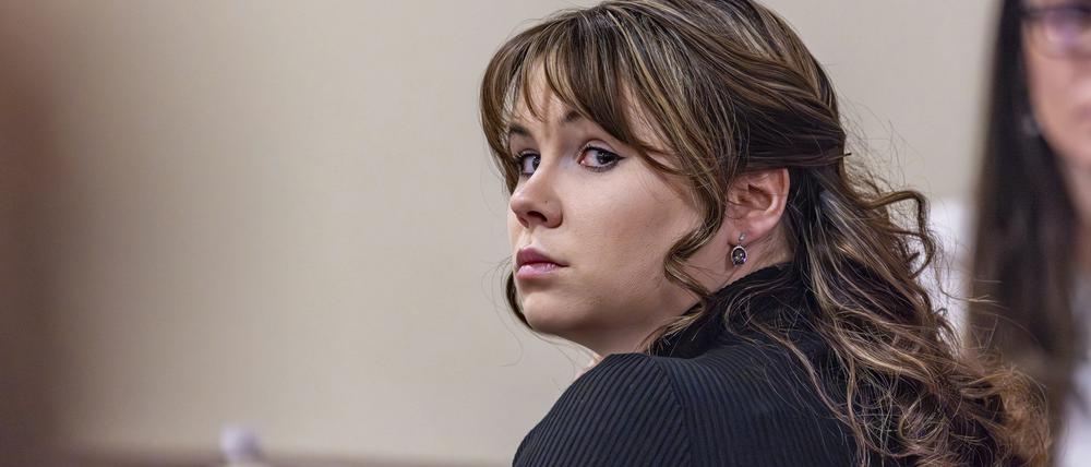 Hannah Gutierrez-Reed, ehemalige Waffenmeisterin für den Western «Rust», hört den Schlussplädoyers in ihrem Prozess im Bezirksgericht zu. 