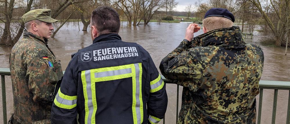 Soldaten der Bundeswehr helfen bei Bewältigung der Hochwasserlage im Landkreis Mansfeld-Südharz.