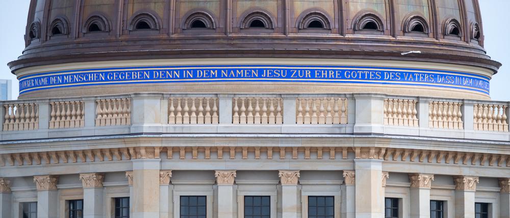 Die Inschrift unterhalb der Kuppel, eine Kombination aus  Bibelzitaten, auf dem Humboldt Forum. 