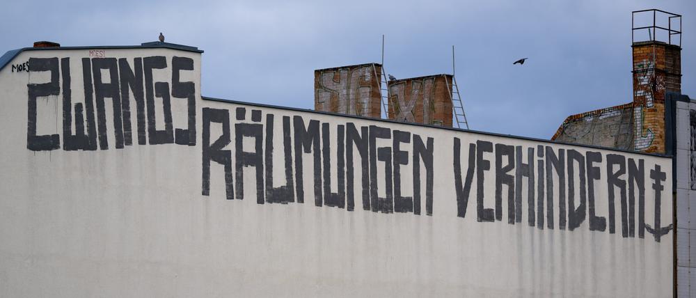 ARCHIV - 03.04.2023, Berlin: Auf der Brandmauer eines Wohnhauses ist der Schriftzug «Zwangsräumungen verhindern» zu sehen.  (zu dpa: «2369 Wohnungen in Berlin zwangsgeräumt») Foto: Monika Skolimowska/dpa +++ dpa-Bildfunk +++