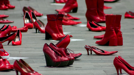 Mit roten Schuhen wird in Mexiko Stadt auf die große Zahl ermordeter Frauen aufmerksam gemacht. Foto: Imago/Xinhua
