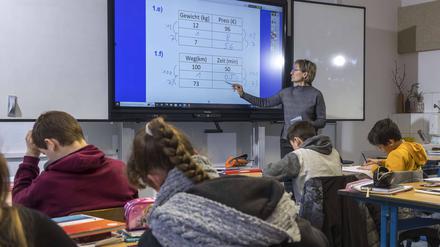 Deutsches Klassenzimmer: Kinder lernen mit Papier und Stift. Immerhin kann diese Lehrerin an der Europaschule Guben ein interaktives Whiteboard nutzen. 