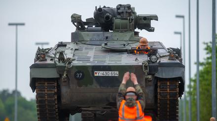 Bis Ende März sollen deutsche Marder-Panzer verladen und in die Ukraine gebracht worden sein. Auf dem Weg dahin ruckelt es politisch aber noch.