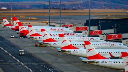 Passagiermaschinen der Fluggesellschaft Austrian Airlines stehen auf dem Flughafengelände Schwechat.