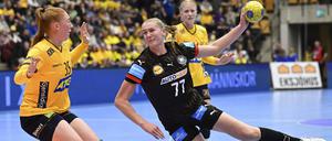Viola Leuchter (r.) spielt eine starke WM. Nun heißt der Gegner wie kurz vor der WM wieder Schweden.