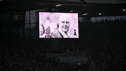 Auch in Bochum wurde getrauert. Schweigeminute im Ruhrstadion zu Ehren und zum Tode von Kaiser Franz Beckenbauer mit einem Foto auf der Anzeigentafel.