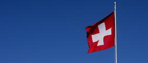 Die Schweizer Landesfahne weht am Großen Aletschgletscher unweit der Riederalp im Wind.