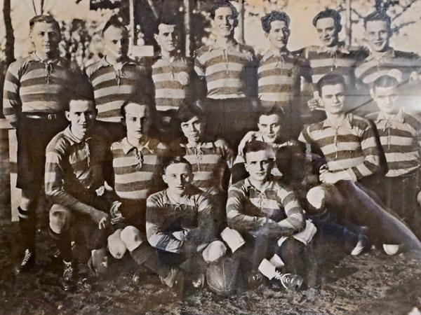 Blick ins Fotoalbum des Klubs: die Rugby-Truppe aus den ersten Tagen.