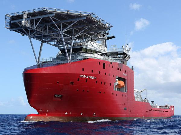 Kurz nach dem Absturz begann die Suche im Indischen Ozean, hier die „Ocean Shield“ der australischen Marine. 