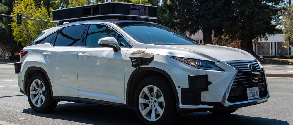 Ein zum selbstfahrenden Fahrzeug umgebauter Testwagen von Apple ist im Silicon Valley zu sehen. 