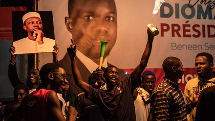 Anhänger von Bassirou Diomaye Faye jubeln in der senegalesischen Hauptstadt Dakar.