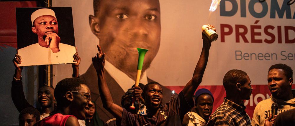 Anhänger von Bassirou Diomaye Faye jubeln in der senegalesischen Hauptstadt Dakar.