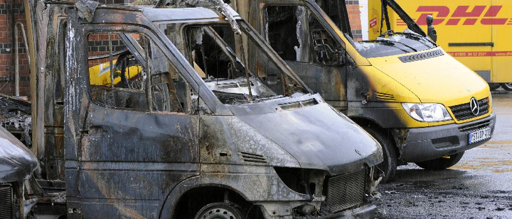 Sieben DHL-Transportfahrzeuge ausgebrannt
