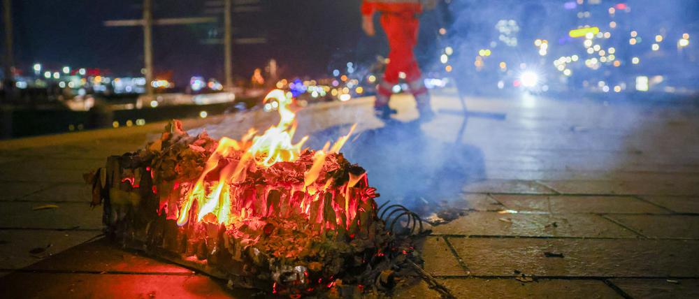 Mitarbeiter der Stadtreinigung Hamburg räumen abgebrannte Feuerwerkskörper und anderen Müll von der Promenade an den Landungsbrücken. (Symbolbild)