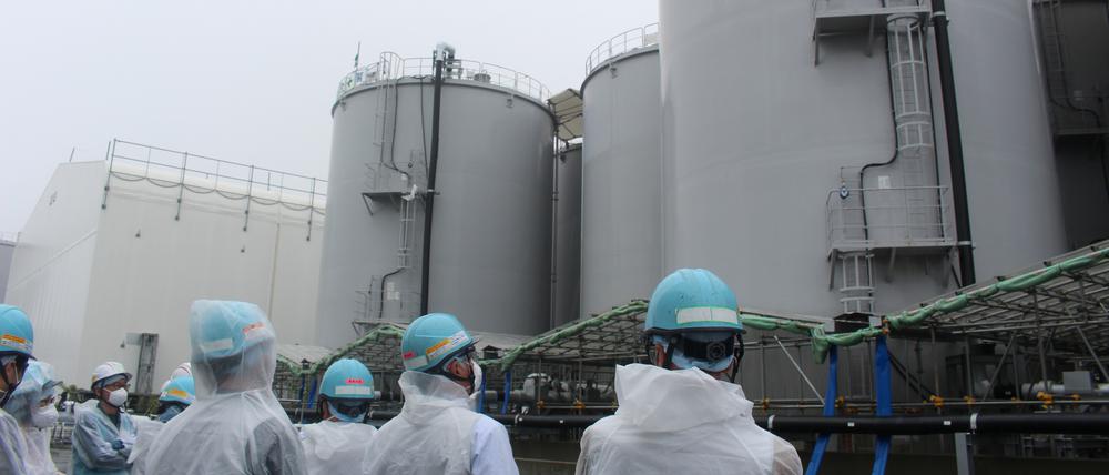 Aus einem Leck am zerstörten Atomkraftwerk Fukushima in Japan sind nach Angaben des Betreibers rund 5500 Liter radioaktives Wasser ausgetreten.