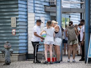 Besucher eines Sommerbades in Berlin-Neukölln werden am Eingang von Sicherheitspersonal kontrolliert. 