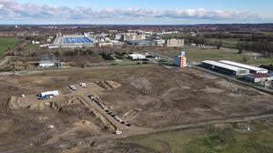 Blick über das Baugelände für eine Lithiumfabrik des kanadischen Unternehmens Rock Tech am südlichen Rand von Guben (Luftaufnahme mit einer Drohne).