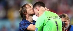 Küsschen für den Matchwinner. Luka Modric gratuliert Torwart Dominik Livakovic.