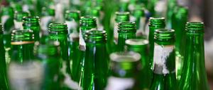 Weinflaschen im Spülzentrum: In Zukunft sollen auch 0,75-Liter-Flaschen wiederverwendet werden. 