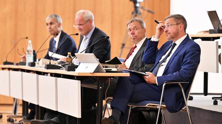 Die Potsdamer Beigeordneten Walid Hafezi (Grüne), Bernd Rubelt (parteilos) und Burkhard Exner (SPD), dazu Oberbürgermeister Mike Schubert (SPD).