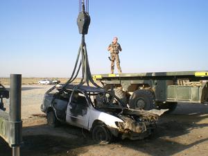Das Bild zeigt Schreier 2006, als er nach dem vereitelten Autobombenanschlag das kontrolliert gesprengte Fahrzeug in das Bundeswehrlager von Masar-e Scharif transportiert.