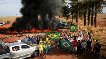 Anhänger des brasilianischen Präsidenten Jair Bolsonaro blockieren die Autobahn BR-251 während einer Demonstration gegen den gewählten Präsidenten Luiz Inacio Lula da Silva, der nach der Stichwahl eine dritte Amtszeit gewann, in Planaltina, Brasilien, 31. Oktober 2022.