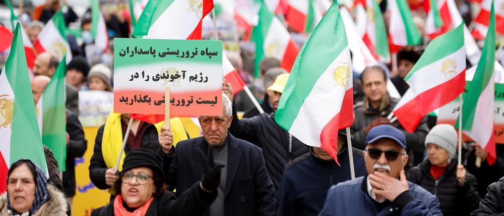 Unterstützer des Nationalen Widerstandsrates des Iran nehmen an einem Protest in Brüssel teil. (REUTERS/Johanna Geron)
